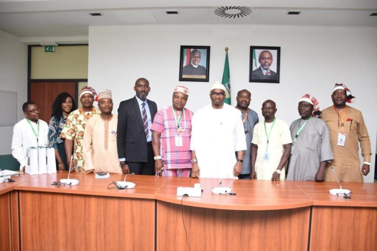 Hon. Benjamin Kalu with the Association of Nzuko Bende.