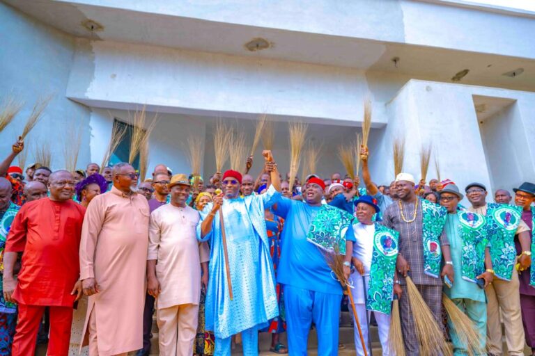2027: Over 200 Defect from PDP to APC in Abia, Endorse Kalu for Another Term